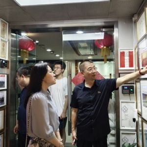 平遥县委常委、宣传部部长王艳莅临深圳和馨艺术中心调研