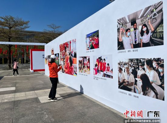 图为“美丽中国·最美志愿者”全国摄影大展现场。 作者 朱族英