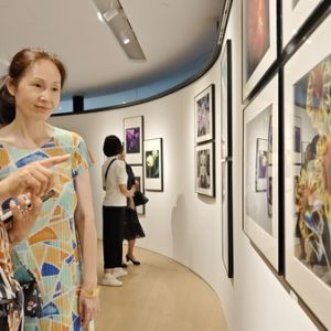 “龚新萍摄影作品展暨同名新书出版发布会”在深圳举行