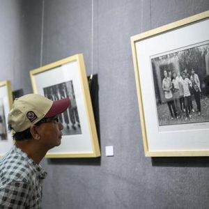 以幽默视角看时代巨变：《观复：安哥摄影作品收藏展》在广州展出
