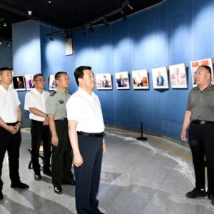 贺伟华参观“铭记历史·永葆初心”巴彦淖尔市参战老兵摄影展
