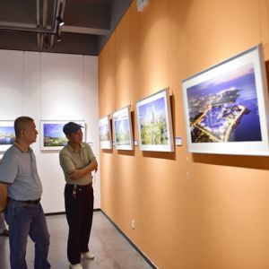 海南自由贸易港建设成就主题摄影展开幕