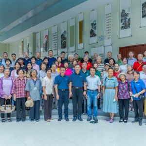 学校举办“增添正能量 共筑中国梦”离退休教职工庆祝建校65周年书画摄影手工作品展