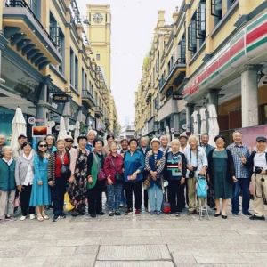 护国街道举办“光影绘梦 夕阳猎影”主题摄影展