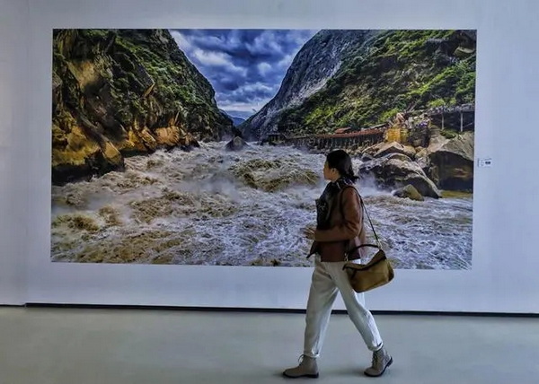 “长江大保护·共饮一江水”主题摄影展在江苏张家港举行