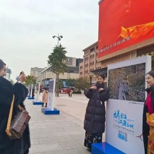 在王府井商业街邂逅玉树风光，这里有为期三天的摄影展