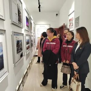 洪江市档案馆布展《党媒看洪江》新闻摄影展
