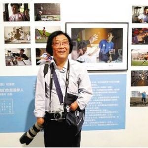 没有手，他却捧回了“中国摄影最高奖”！