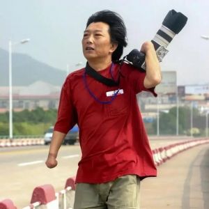 「致敬！平凡英雄」没有手，他却捧回了“中国摄影最高奖”！