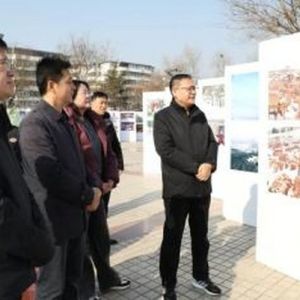 孙亚鹍参观四季·芳华“微观峰峰”主题摄影展