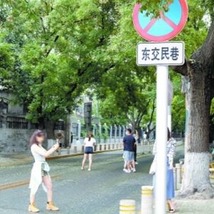 危险拍摄成“时尚”：轨道拍写真，公路拍婚纱