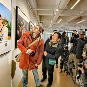 河南：国际友人看洛阳摄影展开幕
