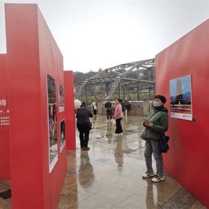“黄河影迹”摄影展开幕