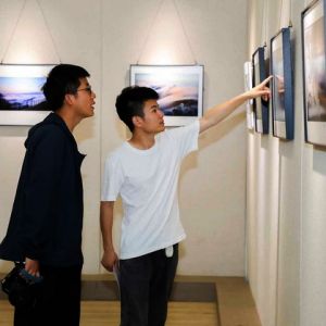 第六届池州市摄影艺术展在市图书馆举行