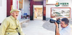 甘肃省甘谷县民兵董尚荣义务为当地老兵拍照——“老兵值得被铭记” ... ...