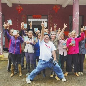 免费为乡村留守老人拍照 90后小伙“阿呆”的公益之路