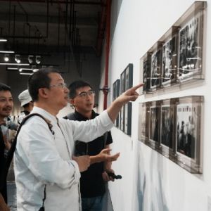 罗湖美术馆举办“与艺术家面对面——‘本相非相’黑白银盐摄影展导览与分享会” ...