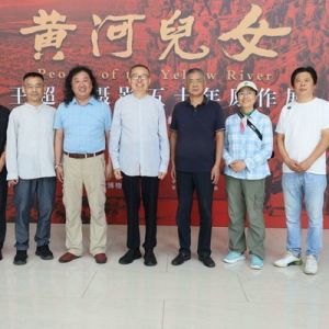 艺起感悟：艺术大家潘鲁生参观王超英摄影展