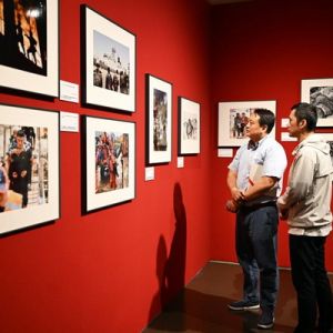 “国社之镜·世纪光影”新华社新闻摄影展上海展开展