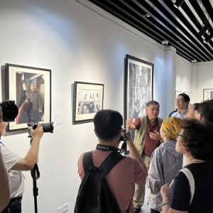 这位旅美摄影家，用100幅照片展现上海的昨天与今天