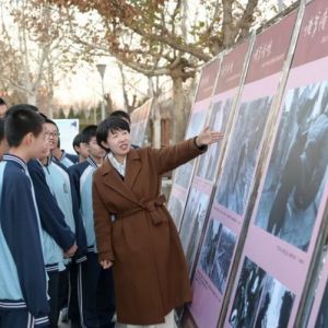 区文化馆助力沧州市第十四中学举办温情摄影展