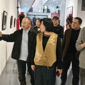 香港百岁摄影大师张伯根个展在深圳罗湖美术馆开幕