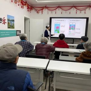 住着院还能学摄影玩音乐，医院里的“银发学堂”大受欢迎