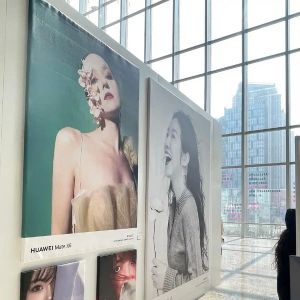 摄影展“她她她”开幕，有教授、学生、插画师入镜，摄影师：希望更多女性自信面对镜头 ...