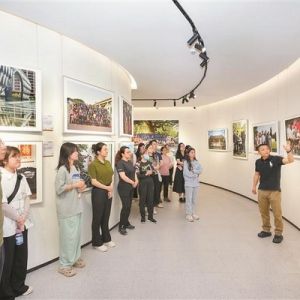第八季作品展开幕 百余幅深圳市民“全家福”亮相