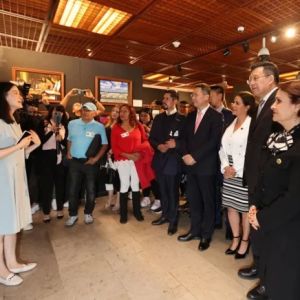 “国社之镜·世纪光影”新闻摄影展在墨西哥城举办