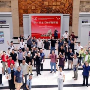 军旗飘扬，老兵抒怀！青岛市第15届老兵抒怀摄影展开展，致敬伟大时代 ...