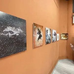 墙垣上的童话，迟正男摄影展唤醒城市沉睡的魔法
