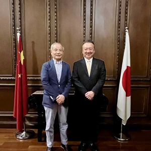 岡田勝會見著名攝影家馮學(xué)敏老師