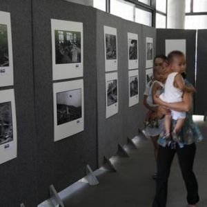 四川大地震巡回攝影展今天在深圳市羅湖創意文化廣場開幕
