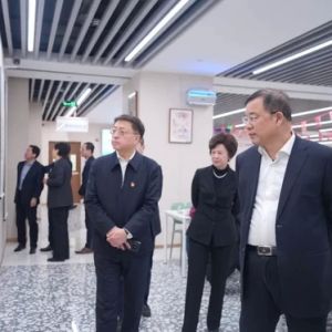 中國誠通領導班子參觀集團職工書畫攝影展
