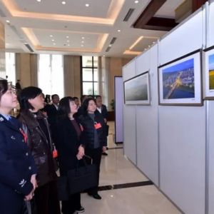 兩會攝影展吸引代表委員目光