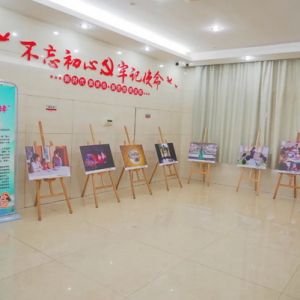 “愛心媽媽 心手相牽”攝影展在宜春市圖書館開展