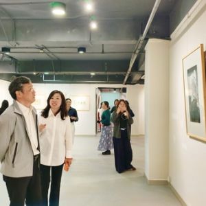 筆墨生花，樂聲相伴——“居下而有節”袁波寫意花鳥畫巡展啟幕 ...