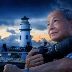 他不怕浪花濺濕衣褲，只怕錯過瞬間