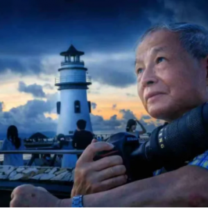他不怕浪花濺濕衣褲，只怕錯過瞬間