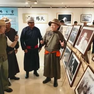 《天赐生灵·牧民眼中的阿尔巴斯山羊》摄影展在京开展