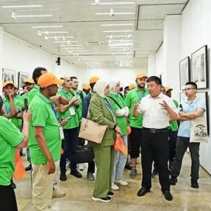 非洲学员走进塞罕坝摄影展 汲取生态治理的中国智慧